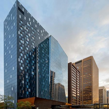 Отель Courtyard By Marriott Calgary Downtown Экстерьер фото