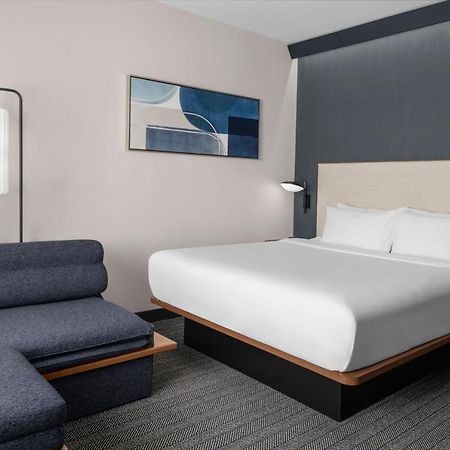 Отель Courtyard By Marriott Calgary Downtown Экстерьер фото