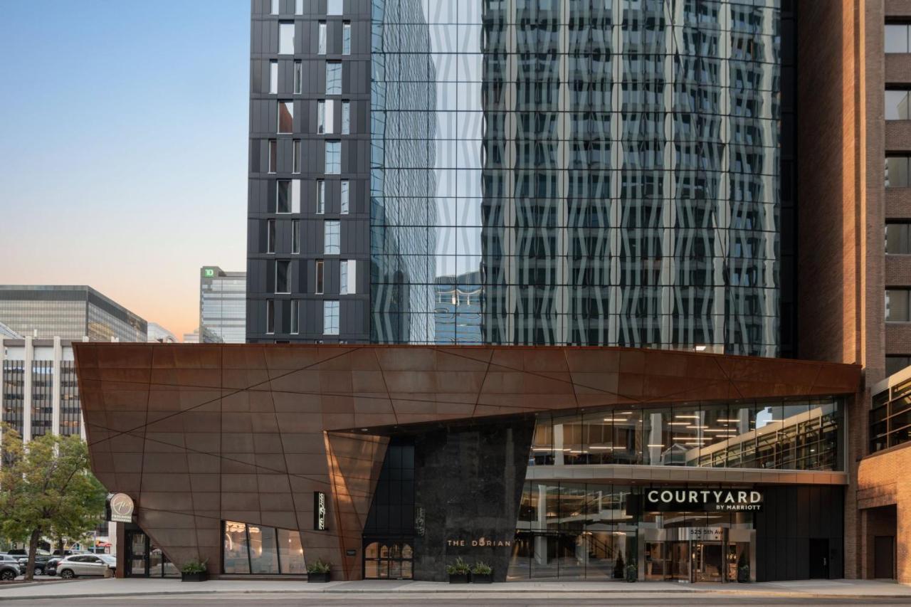 Отель Courtyard By Marriott Calgary Downtown Экстерьер фото