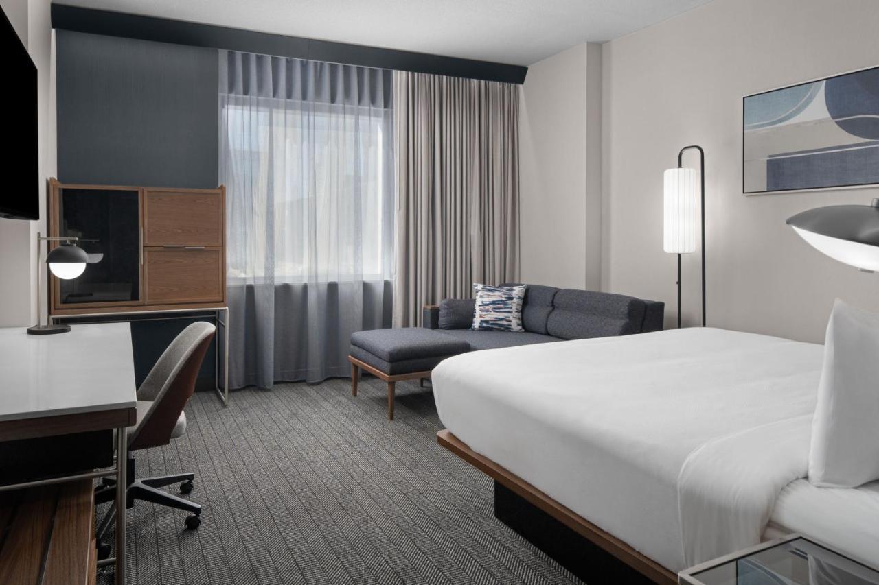 Отель Courtyard By Marriott Calgary Downtown Экстерьер фото