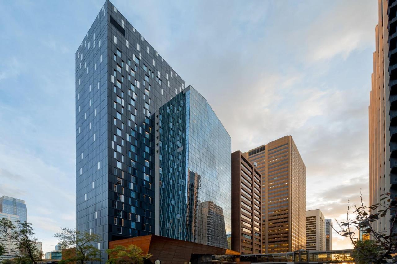 Отель Courtyard By Marriott Calgary Downtown Экстерьер фото