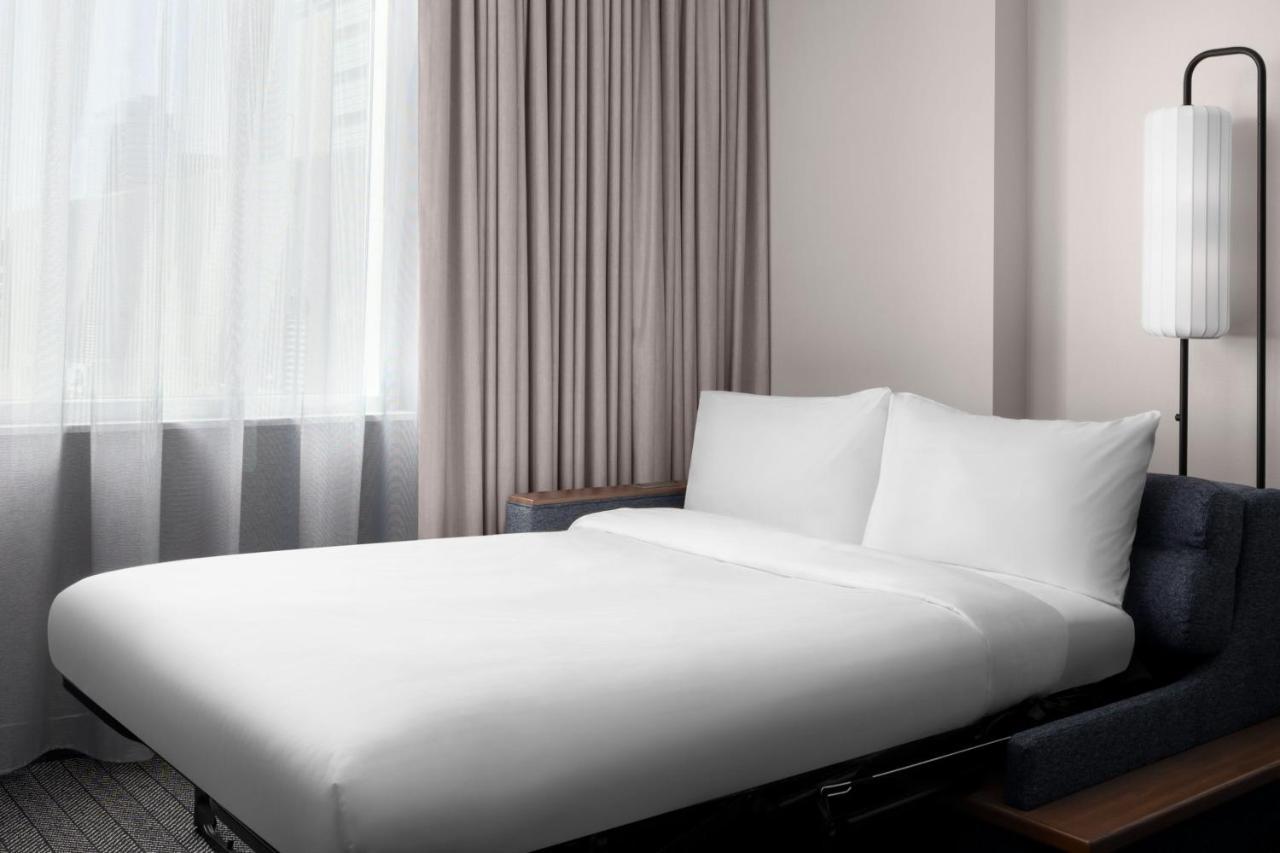 Отель Courtyard By Marriott Calgary Downtown Экстерьер фото