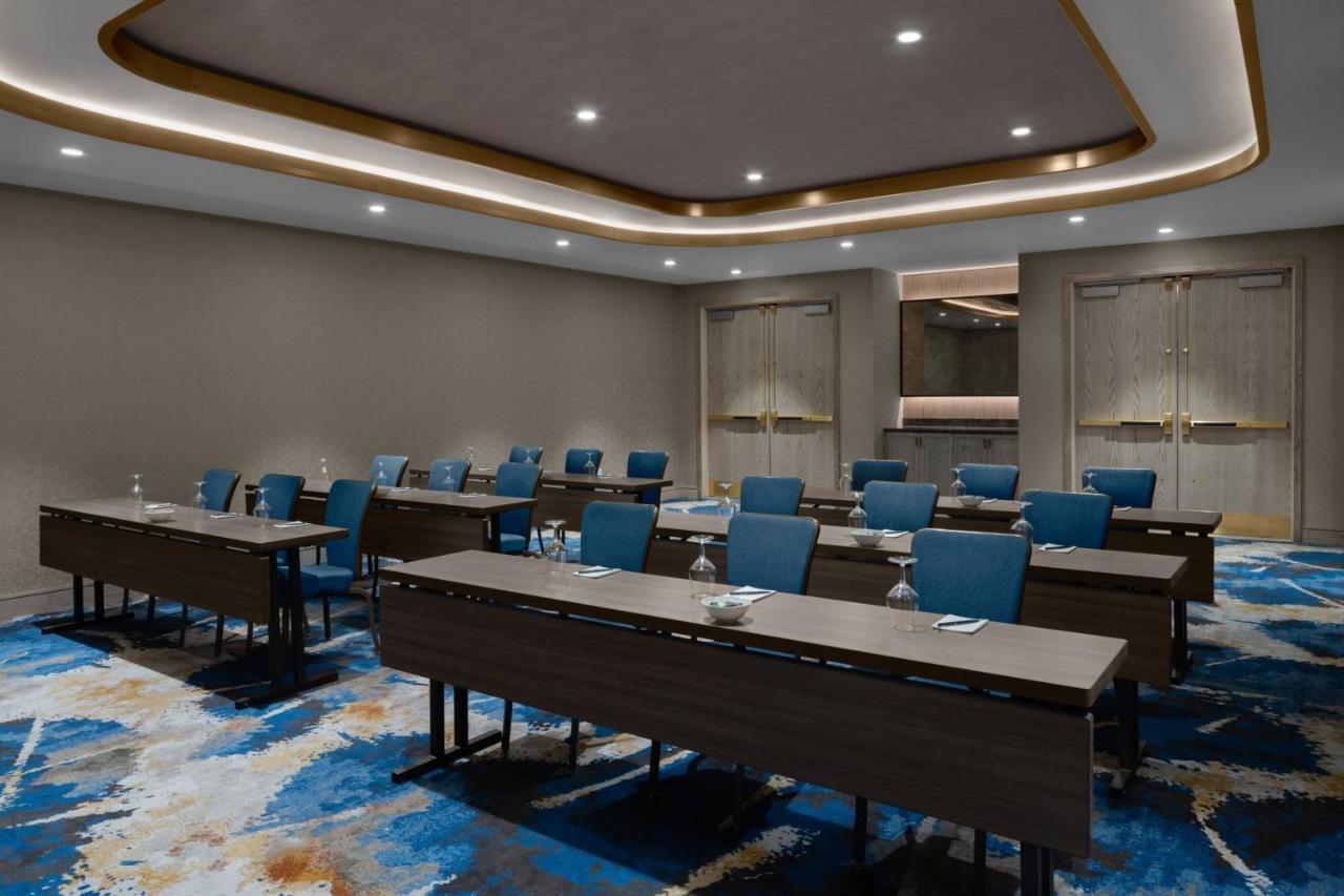 Отель Courtyard By Marriott Calgary Downtown Экстерьер фото