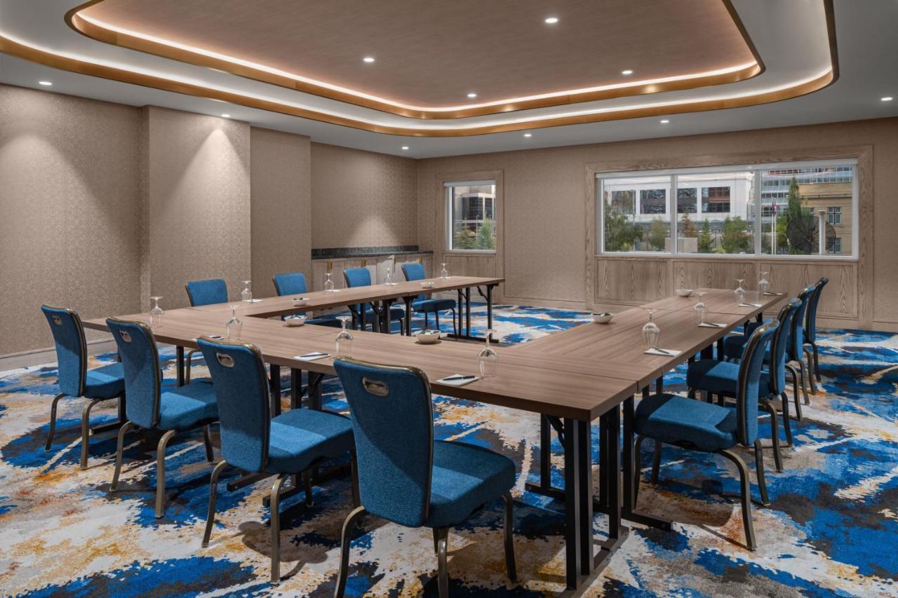 Отель Courtyard By Marriott Calgary Downtown Экстерьер фото