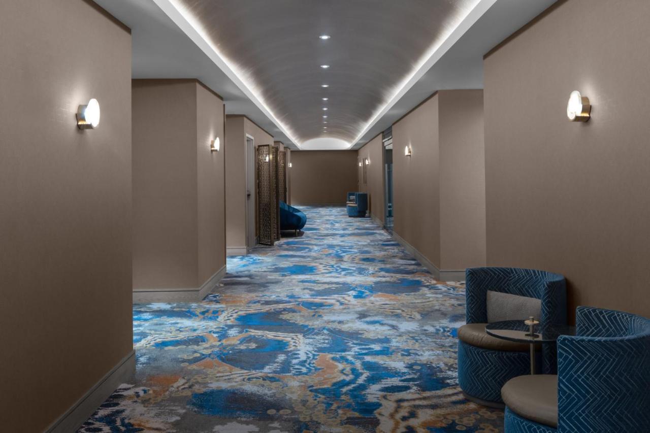 Отель Courtyard By Marriott Calgary Downtown Экстерьер фото