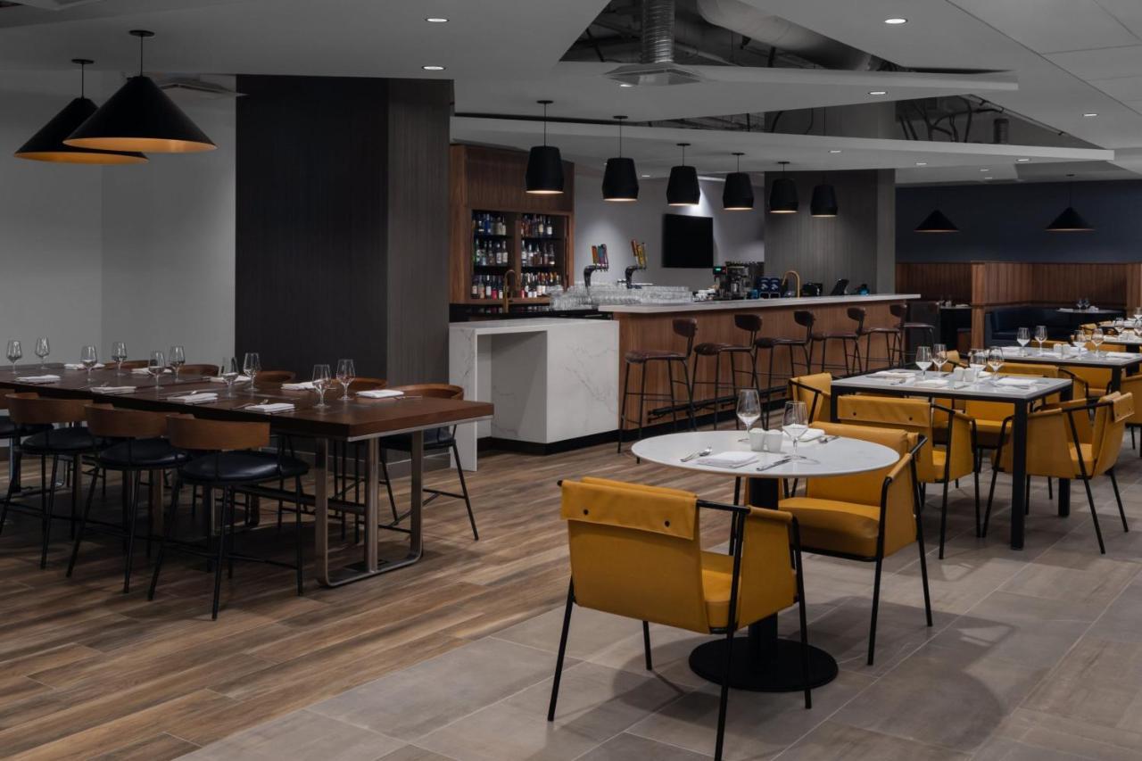 Отель Courtyard By Marriott Calgary Downtown Экстерьер фото