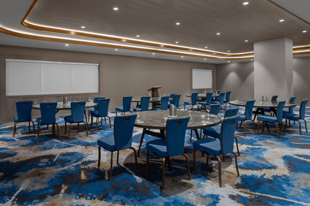 Отель Courtyard By Marriott Calgary Downtown Экстерьер фото